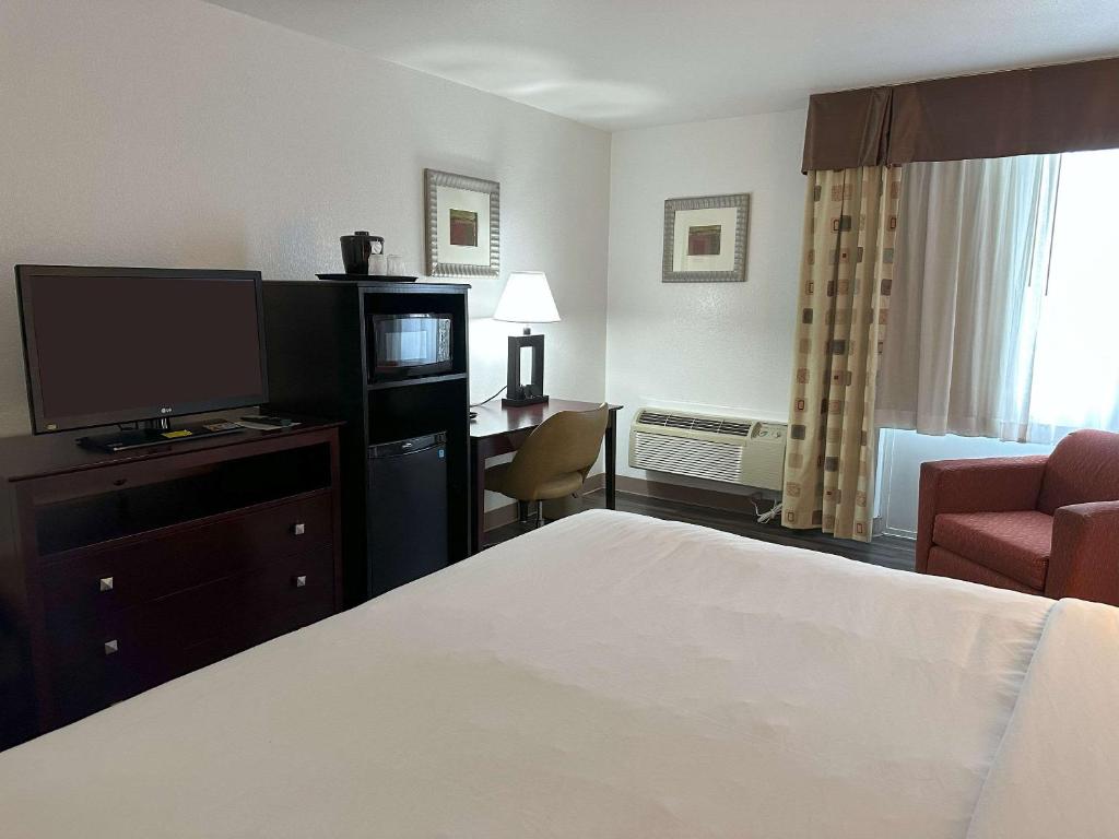 Postel nebo postele na pokoji v ubytování Quality Inn & Suites Everett