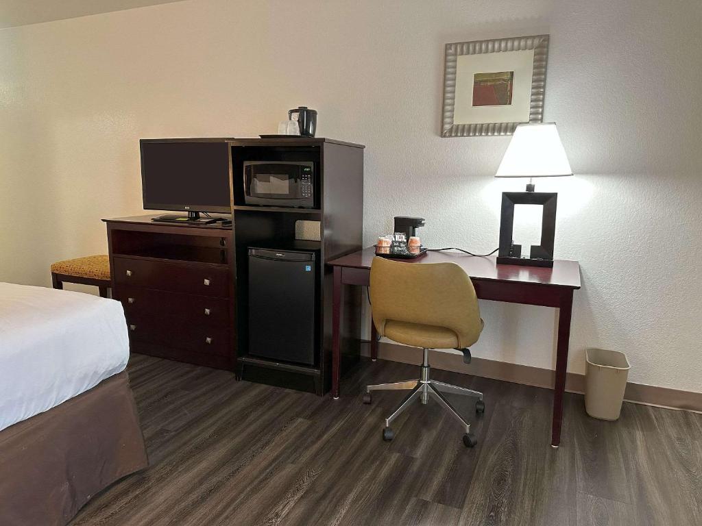 Postel nebo postele na pokoji v ubytování Quality Inn & Suites Everett