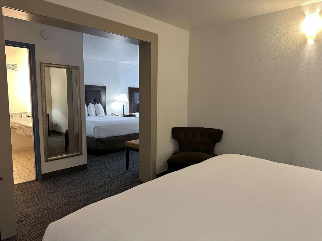 Postel nebo postele na pokoji v ubytování Quality Inn & Suites Everett