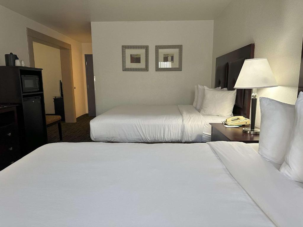 Postel nebo postele na pokoji v ubytování Quality Inn & Suites Everett