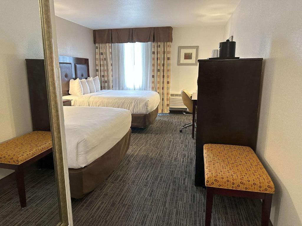 Postel nebo postele na pokoji v ubytování Quality Inn & Suites Everett