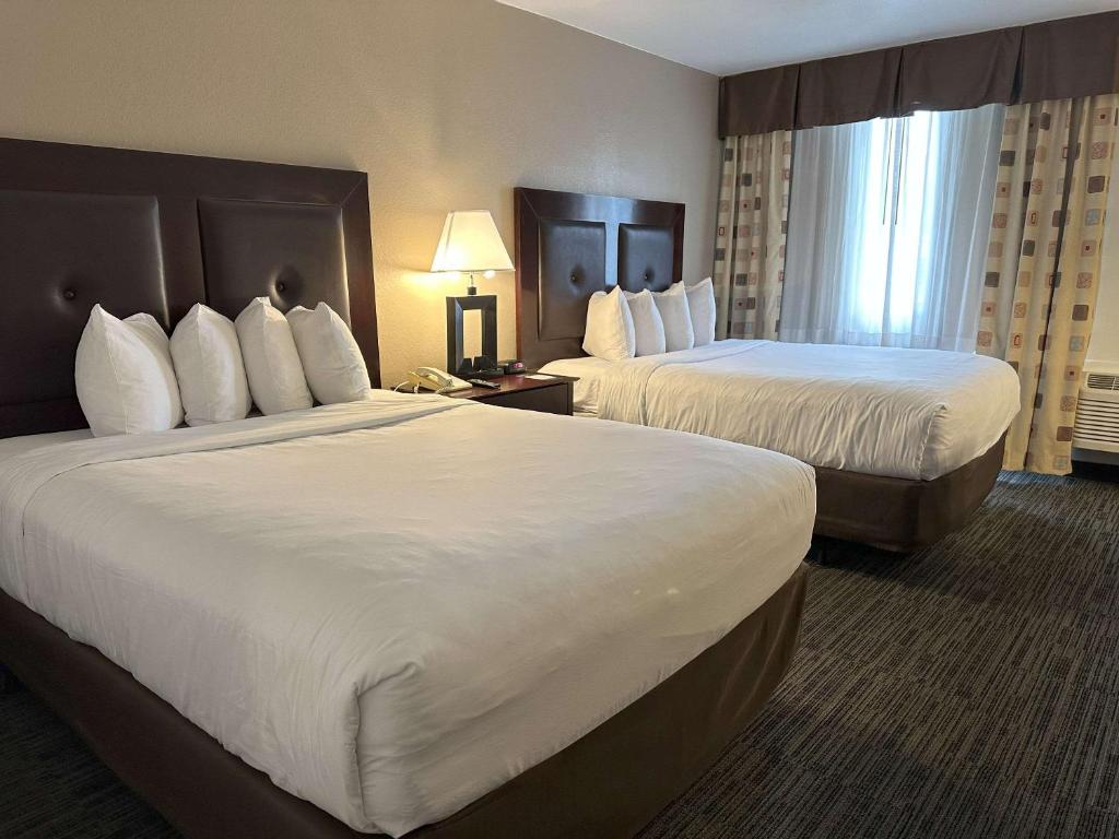 Postel nebo postele na pokoji v ubytování Quality Inn & Suites Everett