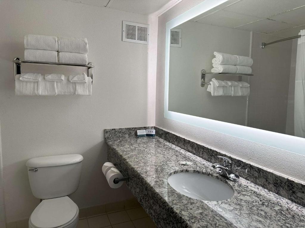 Koupelna v ubytování Quality Inn & Suites Everett