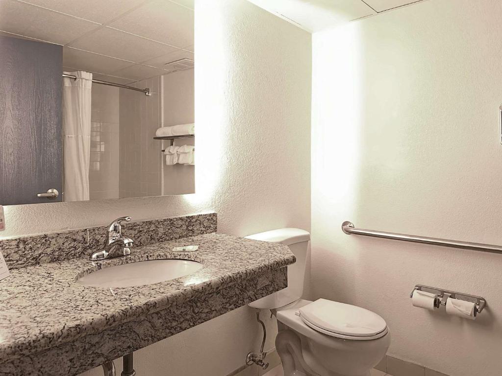 Koupelna v ubytování Quality Inn & Suites Everett