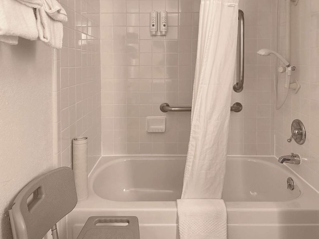 Koupelna v ubytování Quality Inn & Suites Everett