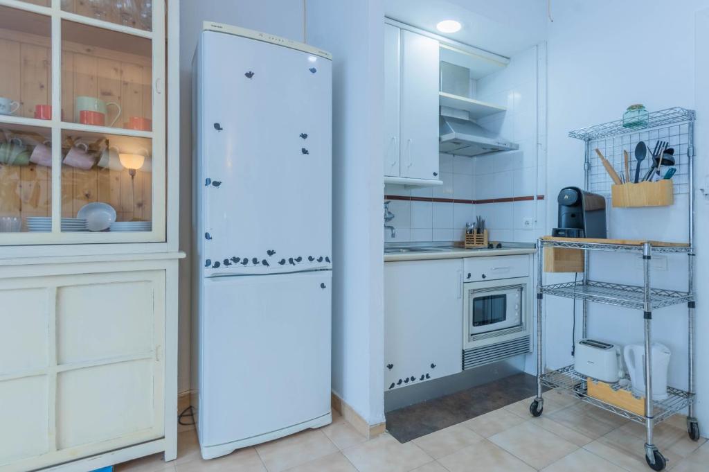 A kitchen or kitchenette at Nice and cozy- 1Bd 1Bth- Triana