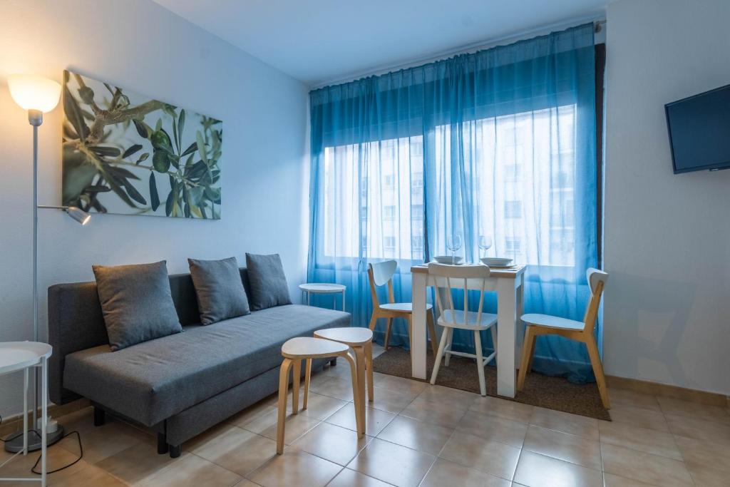 A seating area at Nice and cozy- 1Bd 1Bth- Triana