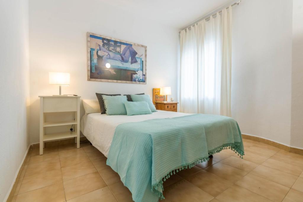 A bed or beds in a room at Nice and cozy- 1Bd 1Bth- Triana