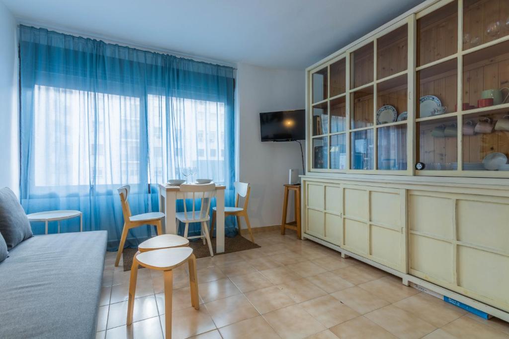 A television and/or entertainment centre at Nice and cozy- 1Bd 1Bth- Triana