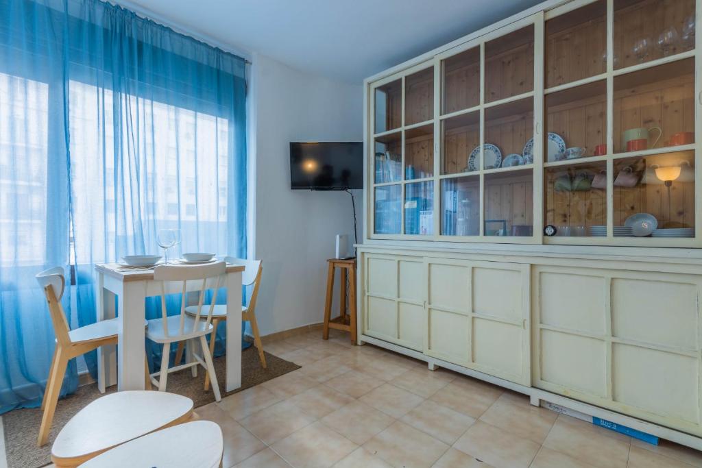 A television and/or entertainment centre at Nice and cozy- 1Bd 1Bth- Triana