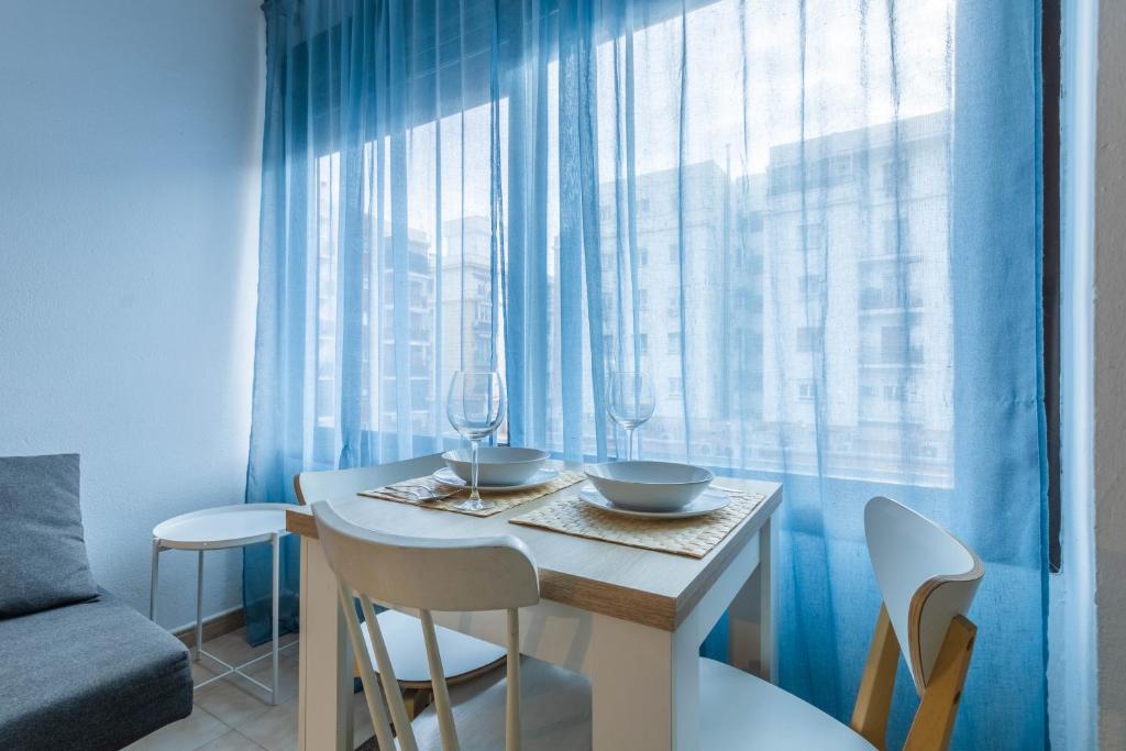 A seating area at Nice and cozy- 1Bd 1Bth- Triana