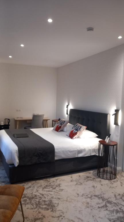 Postel nebo postele na pokoji v ubytování Logis Hôtel & Restaurant - Les Hauts de Montreuil