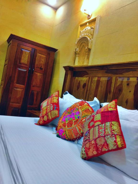 Postel nebo postele na pokoji v ubytování Hotel Sunrise Fort jaisalmer