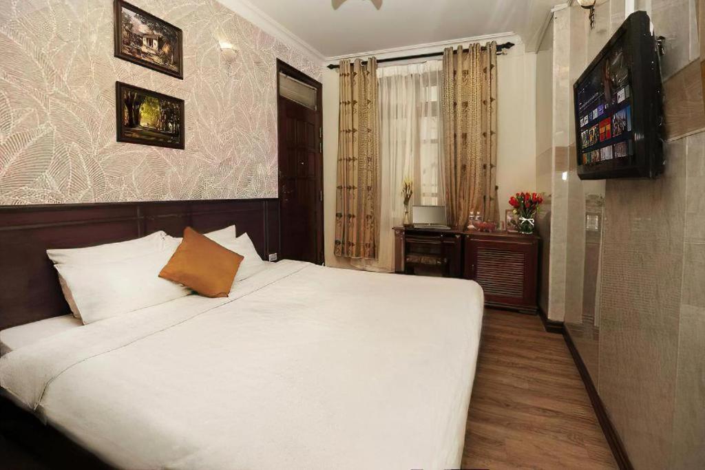 TV a/nebo společenská místnost v ubytování Hanoi Golden Lotus Hotel & Spa