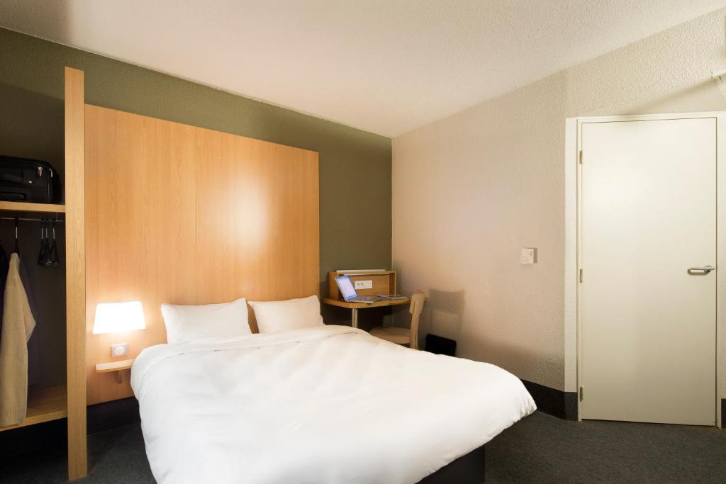 Postel nebo postele na pokoji v ubytování B&B HOTEL Castres Centre Gambetta