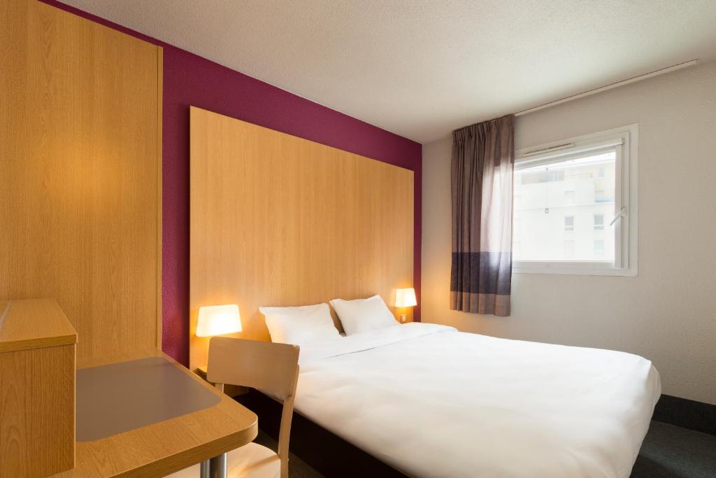 Кровать или кровати в номере B&B HOTEL Castres Centre Gambetta