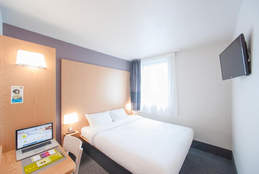 TV a/nebo společenská místnost v ubytování B&B HOTEL Castres Centre Gambetta