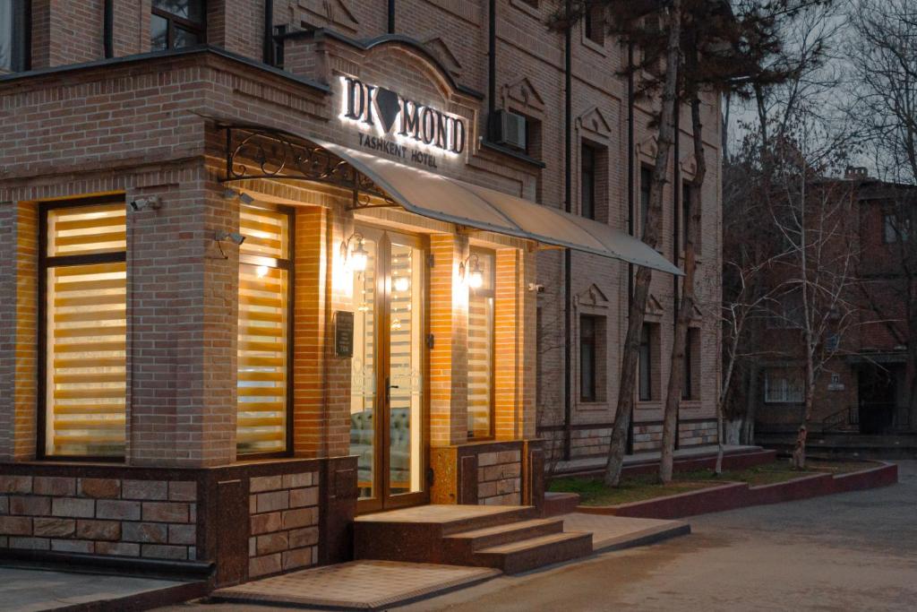 タシュケントにあるDiamond Hotel Tashkentの月印の建物