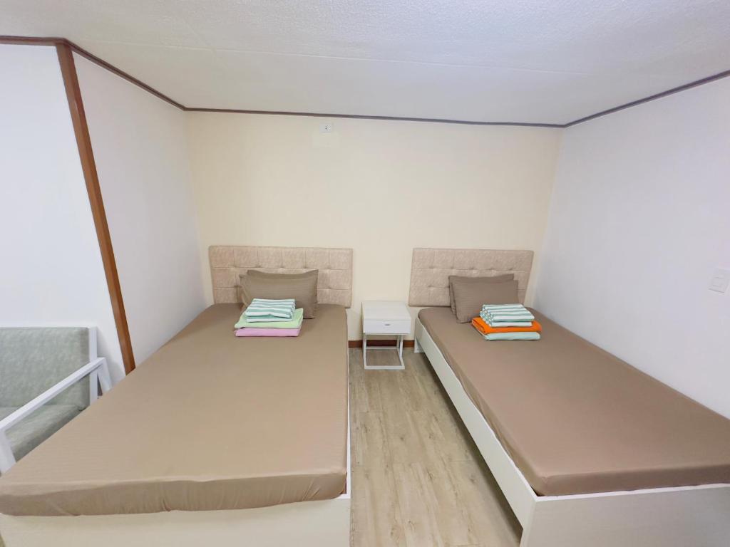 Postel nebo postele na pokoji v ubytování Khloedy's Condo Transient