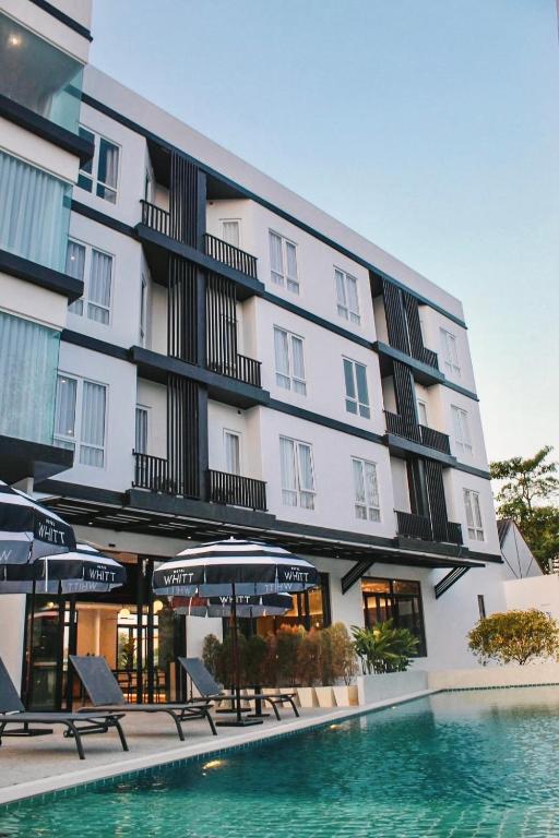 Bazén v ubytování Hotel Whitt Hua Hin nebo v jeho okolí
