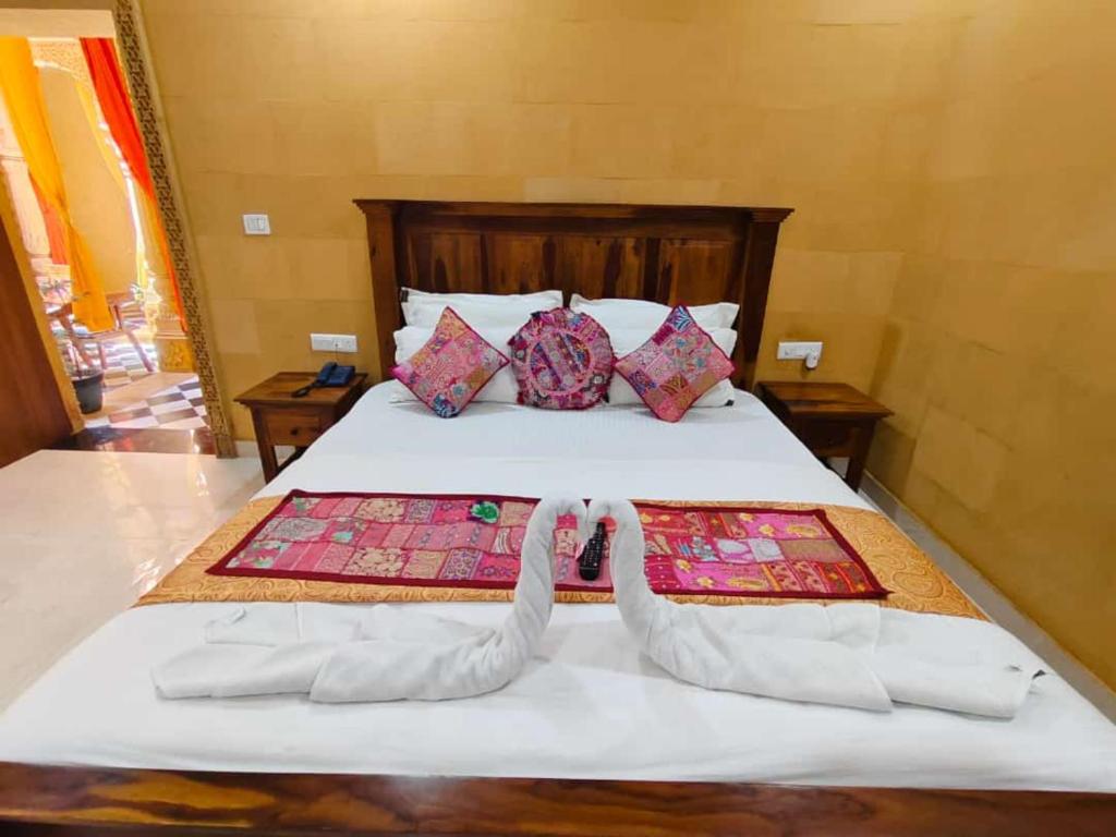 Postel nebo postele na pokoji v ubytování Hotel Sunrise Fort jaisalmer