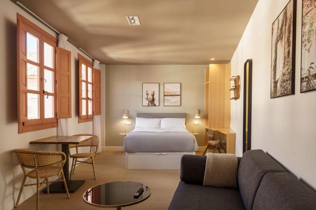 Limehome Cordoba Calle Pozanco - City Center房間的床