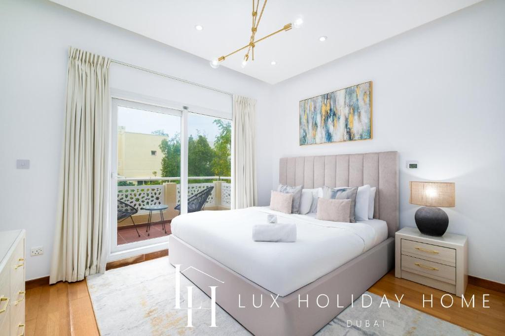 Postel nebo postele na pokoji v ubytování LUX The Meadows 5 Bed Villa