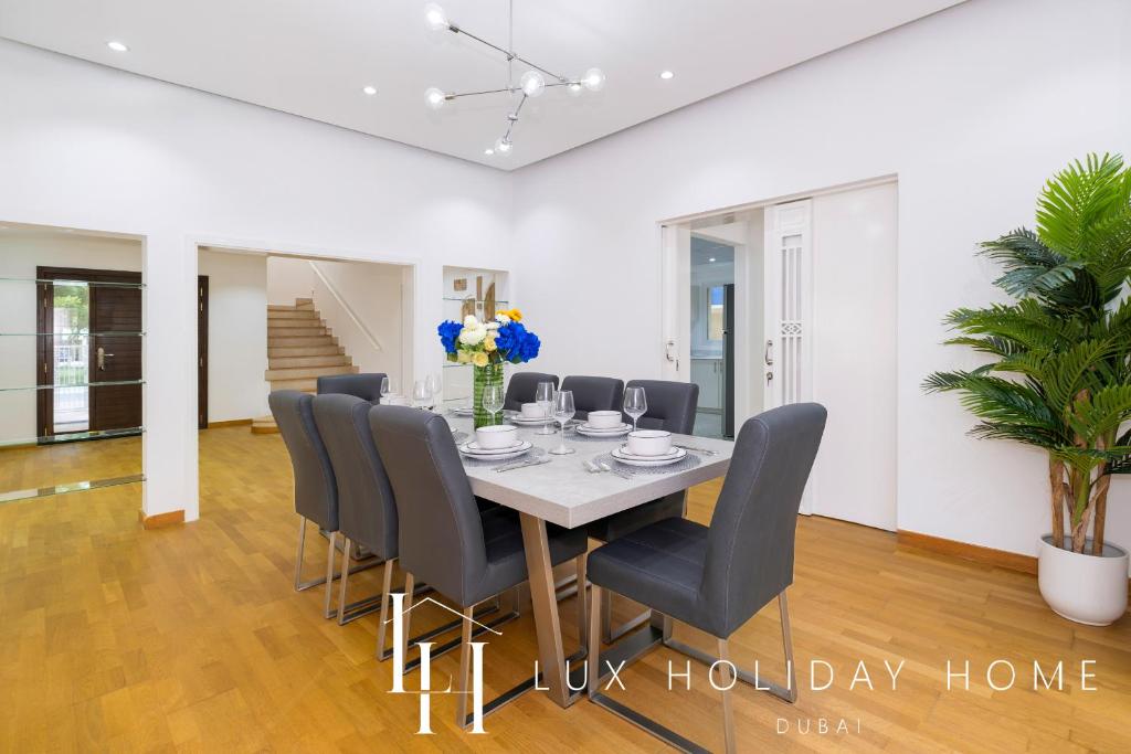 Fotografie z fotogalerie ubytování LUX The Meadows 5 Bed Villa v Dubaji