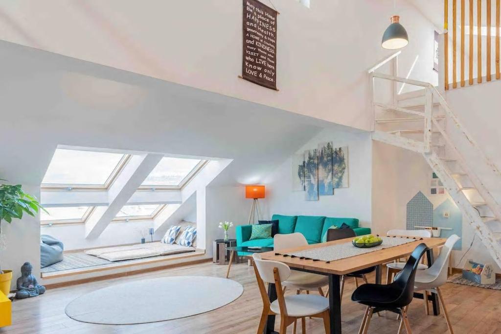 Posezení v ubytování Loft to Be You-your Mountain -View Sky Home - 2 bedrooms