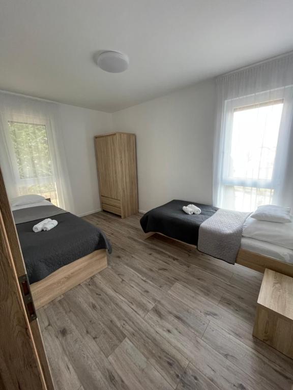Łóżko lub łóżka w pokoju w obiekcie Paskom Apartmanház