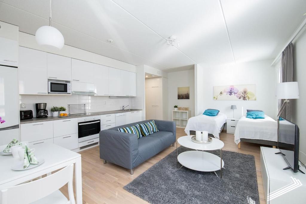 Η κουζίνα ή μικρή κουζίνα στο Kotimaailma Modern city studio in Vaasa city center, Näytelmä