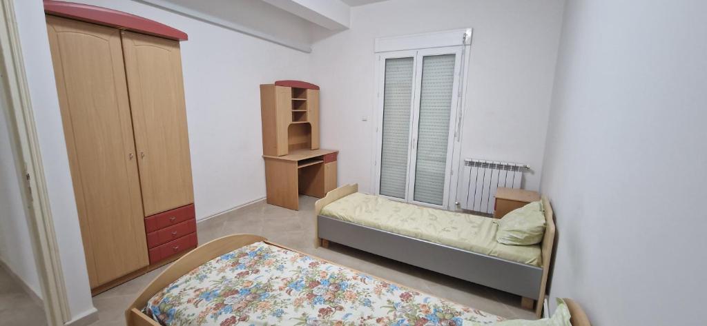 a room with a bed and a window and a mattress at Apparement de type F3 à El-kseur in El Kseur