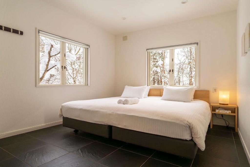 Postel nebo postele na pokoji v ubytování Powdersuites by The Hakuba Collection