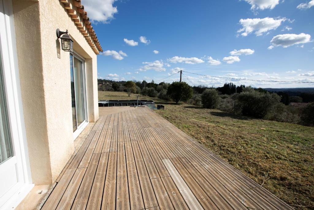 une passerelle en bois à l'extérieur d'une maison avec vue dans l'établissement Villa Amandine, à La Verdière