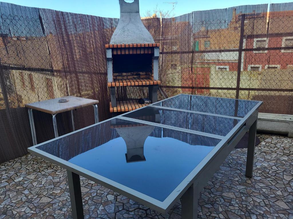 a glass table sitting on top of a roof at Casa rural Dori in Villalmanzo