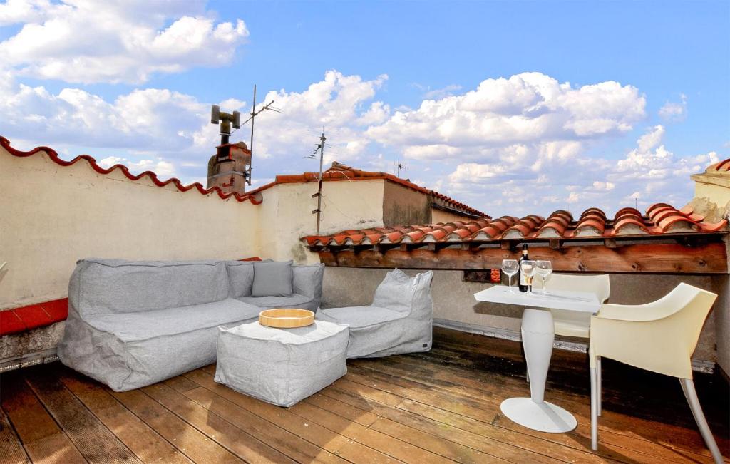 un patio avec un canapé et une table sur le toit dans l'établissement 4 Bedroom Cozy Home In Palau-Del-Vidre, à Palau-del-Vidre