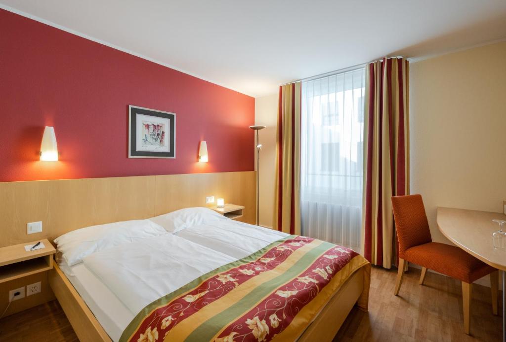Postel nebo postele na pokoji v ubytování Ambassador Self Check-in Hotel