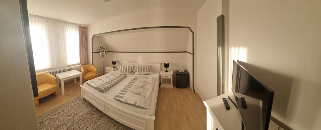 Postel nebo postele na pokoji v ubytování Hotel-Cafe-Lindow