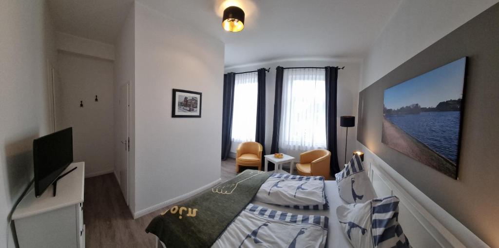 TV a/nebo společenská místnost v ubytování Hotel-Cafe-Lindow