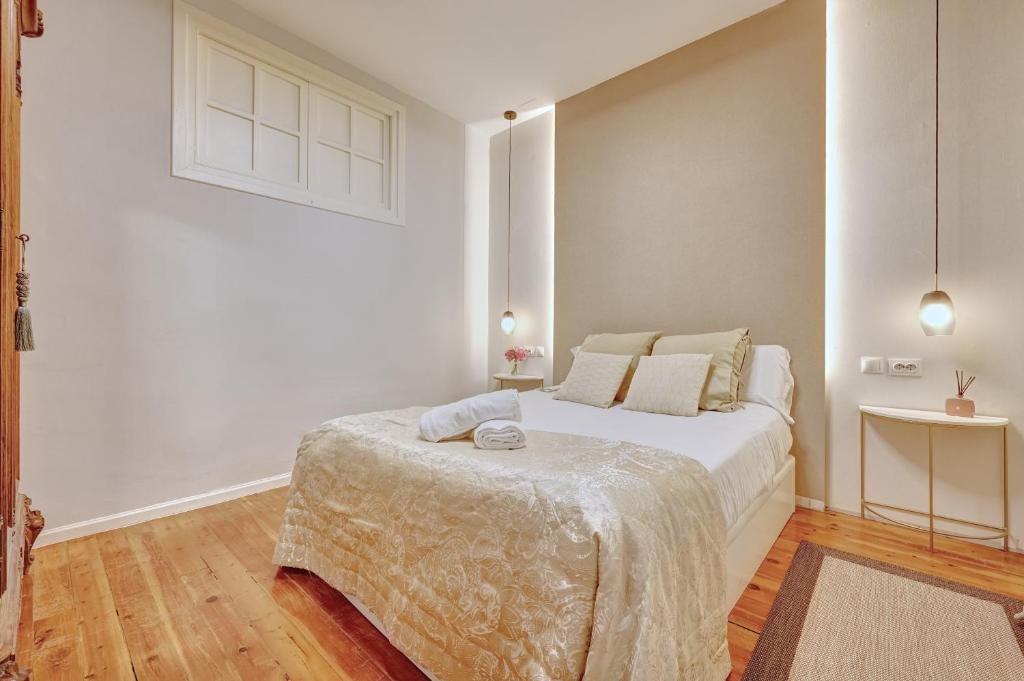 a white bedroom with a bed in a room at Heart of Pamplona Apartments III by clabao in Pamplona