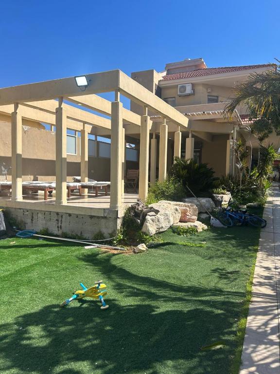 una casa con un cortile e un prato, sidx sidx di Villa, Netanya a Netanya