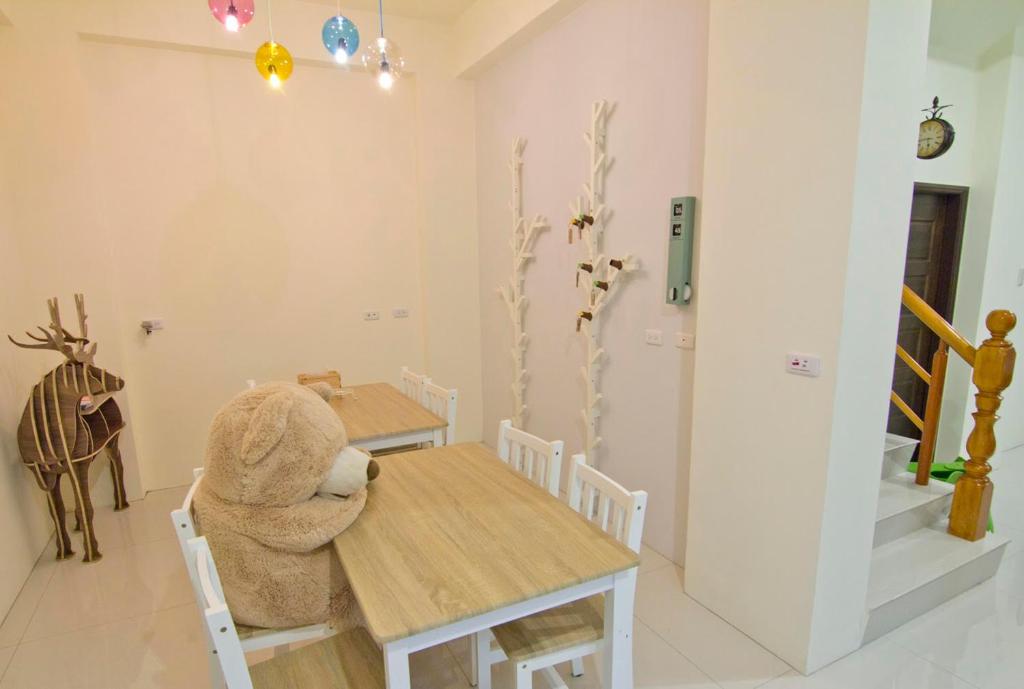 Foto dalla galleria di 充電樁 羅東木村電梯民宿Luodong Tree BnB 雲朵朵二館 近週三清溝 免費洗衣機 烘衣機 星巴克咖啡豆 國旅卡特約店 a Luodong