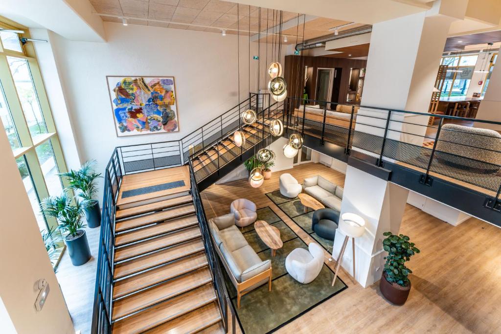 - un salon avec des escaliers dans l'établissement Canvas La Défense, à Puteaux
