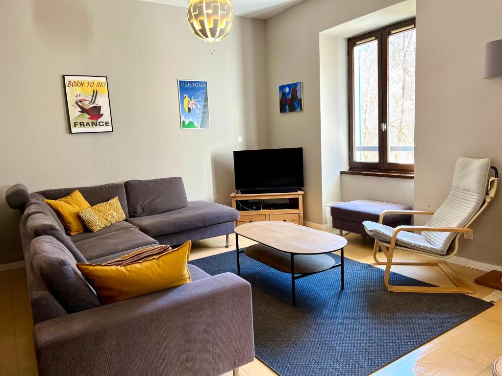 The Old School House, Les Ougiers - Three-Bedroom Apartment