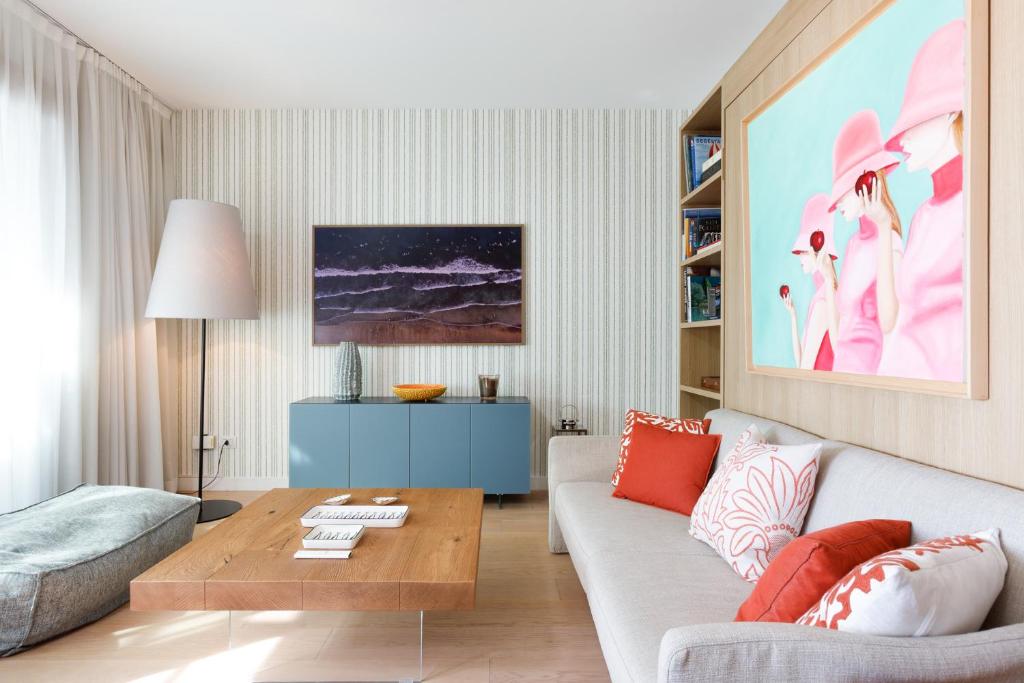 西斯蒂亚纳Portopiccolo Apartments - Telgatino nel Golfo的带沙发和咖啡桌的客厅