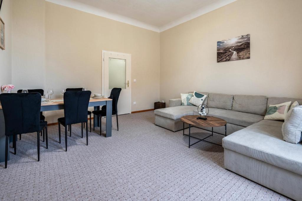 a living room with a couch and a table at Bahnhofsnahes Altstadt-Paradies in Cottbus