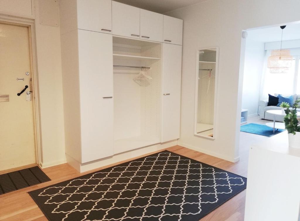 a living room with a black and white rug at Kotimaailma Family apartmen in the city center close to the beach in Vaasa