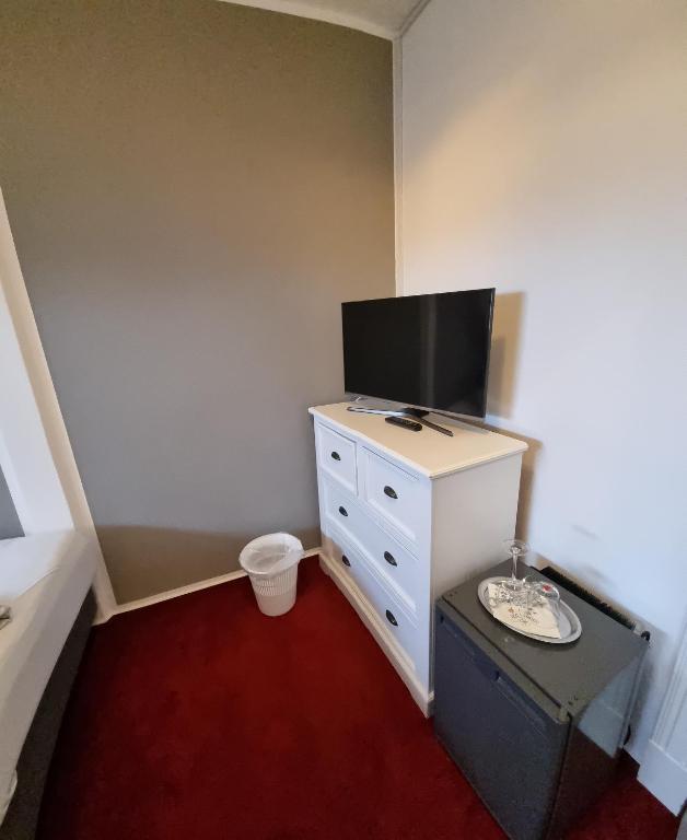 TV a/nebo společenská místnost v ubytování Hotel-Cafe-Lindow
