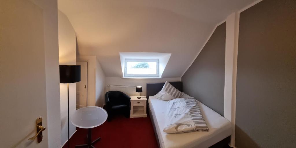 Postel nebo postele na pokoji v ubytování Hotel-Cafe-Lindow