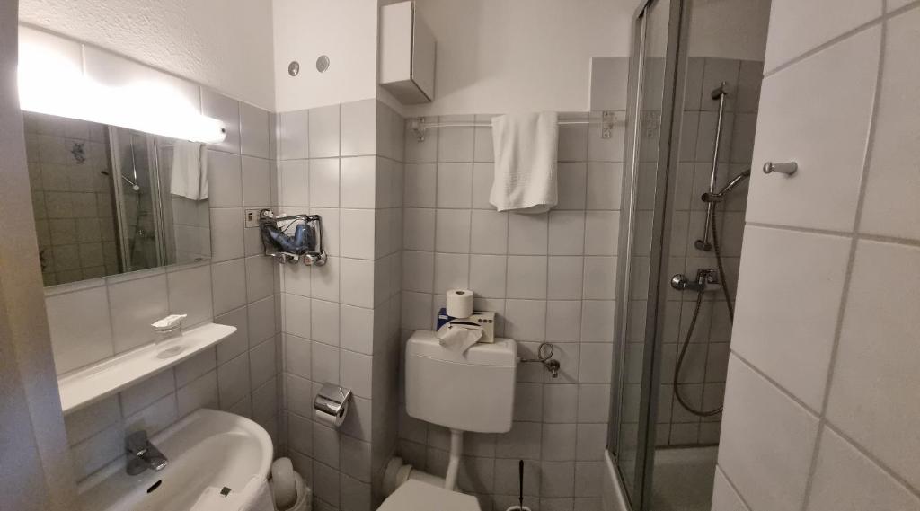 Koupelna v ubytování Hotel-Cafe-Lindow